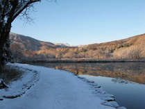 ・＜自然＞初冬　いもり池：空気が澄み、凛と静かないもり池には周りの山々が映ります