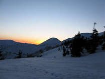 ・＜自然＞冬の時期は、雪の白さがオレンジの夕日を一層引き立てます