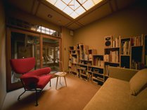 【小さなライブラリー】LINNのオーディオセットとフランコ・アルビニの家具が備え付けてあります。