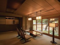 【ラウンジ】建築家・武智和臣氏コーディネイトのジョージナカシマの家具をご用意。