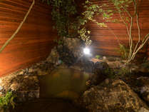 【匠(しょう)】お庭には四季折々の風情をお楽しみいただける、露天の岩風呂がございます。