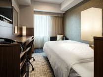 シングルルーム：ベッド幅125cm×195cm　広さ14平米　シモンズ製のベッドをご用意しております。