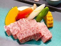 人気のおおいた和牛ステーキの陶板焼きは季節のお野菜とともに