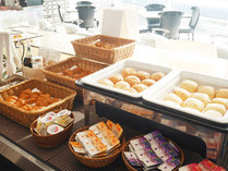 【朝食】ブレットコーナー。クロワッサンからチーズパンまで焼きたてのパンをご用意。