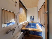 【月庵】　風呂秋の月夜がモチーフとなった浴槽。四季の花々を感じられる客室です。
