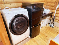 各部屋には乾燥機能付き洗濯機、２ドア冷蔵庫がございます。長期滞在でも安心♪