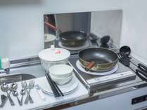 【全室共通】調理器具（煮物もできる深めのフライパン）食器はコンロ下に収納されています。