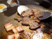 【朝食イメージ】朝食鉄板焼き　ステーキや知床豚のベーコン