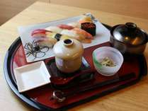 【夕食イメージ】厳選された旬のネタ10貫の蝦夷前寿司セット。お酒も一緒に楽しみたいお客様へオススメです