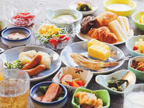 【朝食】＜地産地消＞を心がけ、ひと手間かけた和食から、パン派に嬉しい洋食まで。種類豊富なバイキング