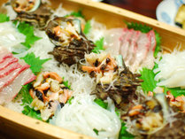 夕食一例／漁師さんにいただいた、新鮮な魚やサザエも女将が捌きます！自慢の料理をお召し上がり下さい♪