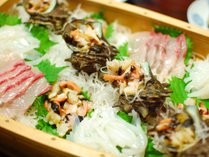 夕食一例／漁師さんにいただいた、新鮮な魚やサザエも女将が捌きます！自慢の料理をお召し上がり下さい♪