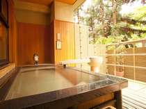 露天石風呂は飛騨高山温泉利用。やわらかな泉質が旅の疲れを癒します。