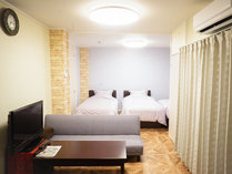 ・【BLUE　HOUSE　X】3つのシングルベッドとソファーベッドを完備。最大4名様までご宿泊可能