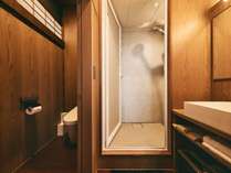 【令月】REIGETSU／室内には専用トイレ・洗面台及びシャワーを完備しております。