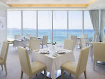 【レストラン「ロルキデ・ブランシュ」】大きな窓から海が見渡せます
