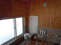 やさしい木製の浴室