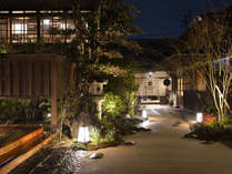 【まちに溶け込む歴史建築に泊まる】　日本建築の美しさ、建物の歴史背景を尊重した設え。