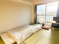 ・【客室一例】畳のお部屋で足をのばしてお寛ぎください