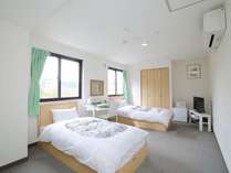 【客室】ツインルームは26平米の客室に90cm幅ベッドを2台ご用意しております