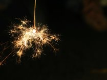 暗闇にキラキラ光る花火は趣きがあります♪※写真はイメージです。