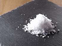 苦味が飛ばしてあるので甘味が強く珍しい【竹野誕生の塩】。昔ながらの手づくり製法の粗塩です。
