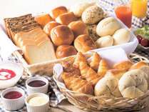 【50種類の朝食バイキング】数種類のパンもご用意