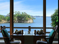 【レストラン】待つ時間さえも特別なひとときに。移り変わる松島の景色が、お料理に彩りを添えます。