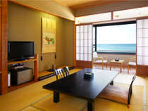 *客室一例／全室バス・トイレ完備、日本海を臨む和室のお部屋です。