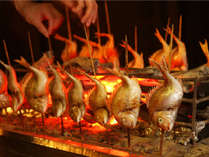 竹屋名物[浜焼き]　焼きたて熱々の鮮魚をお客様の前で仕上げます。