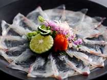 淡路島の春を代表する味覚“桜鯛”。地元の旬の幸と共にさまざまな料理法の一品一品をお味わいください。
