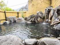 【貸切露天風呂】由布岳が眺められる貸切り利用の露天風呂。
