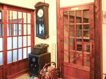 【館内施設】玄関そばの古時計。タイムスリップのはじまりです！