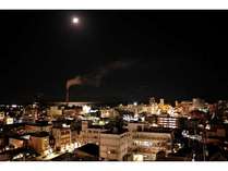 海側客室から見た日立市の夜景です。遠く太平洋に月光が反射しています。