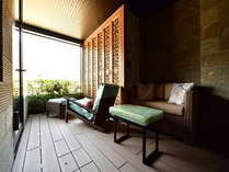 全客室には箱根連山が一望できるオットマン付きリクライニングソファーがテラスに配置られている。