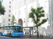 高松空港へのエアポートリムジンバスが、ホテル玄関前のバス停から出発