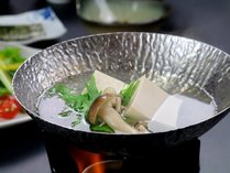 湯豆腐。特製のタレでお召し上がりください