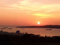 夕日が絶景！眼の前の瀬底島を往来する船と夕日♪