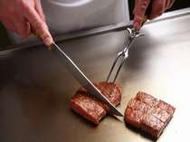 厳選したお肉を目の前で調理。焼き上がる音と香りもごちそうのひとつです。