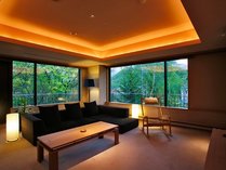 【スイート110平米】窓から白樺林を望む、自然と一体化した心地よさがある特別室でございます。