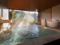 【展望露天風呂】希少な自家源泉掛け流しの天然温泉。四季折々の景色をお愉しみ頂けます。