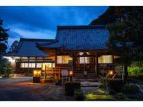 日本テレビ「ヒルナンデス」等でも紹介された大泰寺。世界遺産の熊野古道を感じながら、座禅体験や大自然の中でのリバーサイドサウナをすることができます。