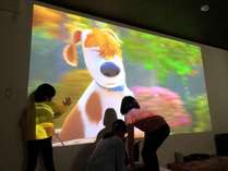 まるで映画館!150インチの特大スクリーン