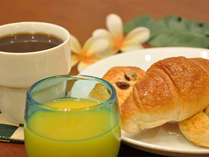 朝食は、パン数種類、サラダ、スープ、ドリンクの無料サービスです。