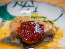季節の一品料理と握り寿司コース(料理一例)カツオ炙りとクラゲの自家製玉ねぎドレッシング