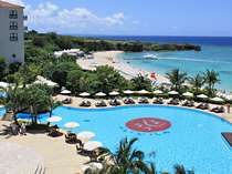 お客様専用プールの向こうには、沖縄本島屈指の透明度を誇るニライビーチが広がります！