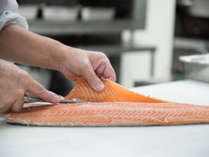 ■ご朝食・焼き鮭　シンプルながら「美味しい」と評判の朝食メインを務める塩鮭