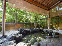 ■大浴場・露天風呂　静かな当館の露天風呂は計算された木々の配置で心落ち着く造りです