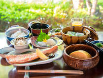 ■ご朝食(和食)　当館自慢のじっくり仕込んだ焼鮭・熱々の太巻き厚焼き玉子等和食の定番をご提供します
