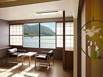 松の緑に縁取られた弓なりの海岸線と朱塗りの大鳥居、思わず息をのむ風景が窓いっぱいに広がるお部屋です。